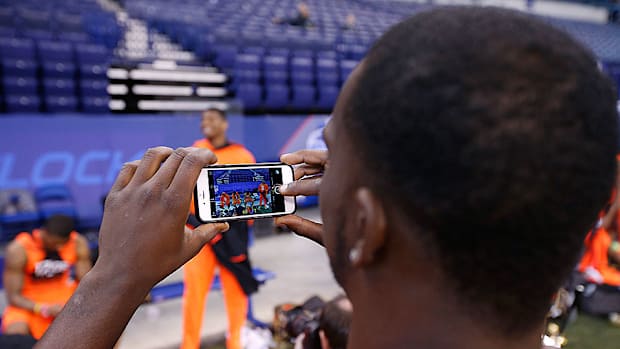 audibles-podcast-nfl-social-media-twitter-instagra-live-stream.jpg